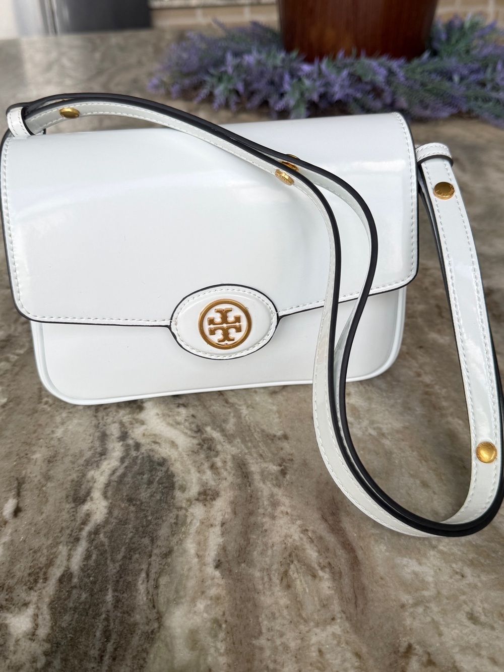 Tory Burch White Leather Shoulder Bag with Gold Logo - Picture 4 of 4